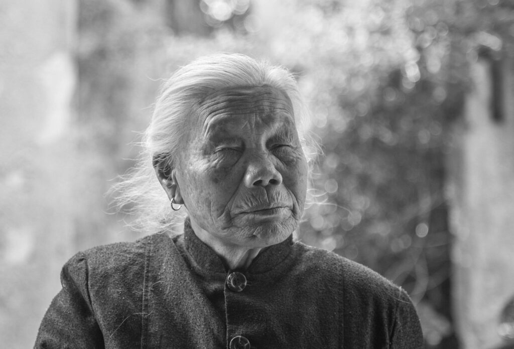 首のシワを改善する美容機器を使った効果的なケア方法は？